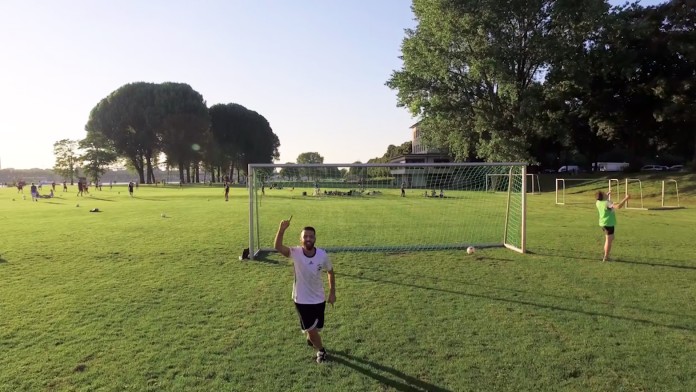 Ausbildung bei der DEG: Ein Auszubildender spielt Fußball auf den Poller Wiesen in Köln