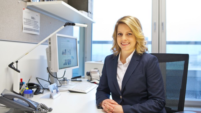Mitarbeiterin in ihrem Büro