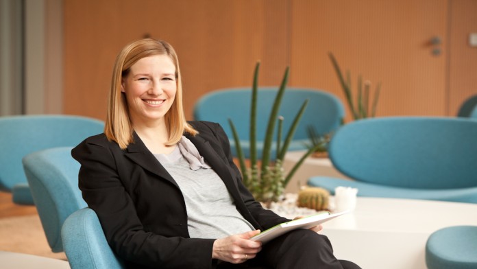 Eine Frau in einem Lounge-Bereich