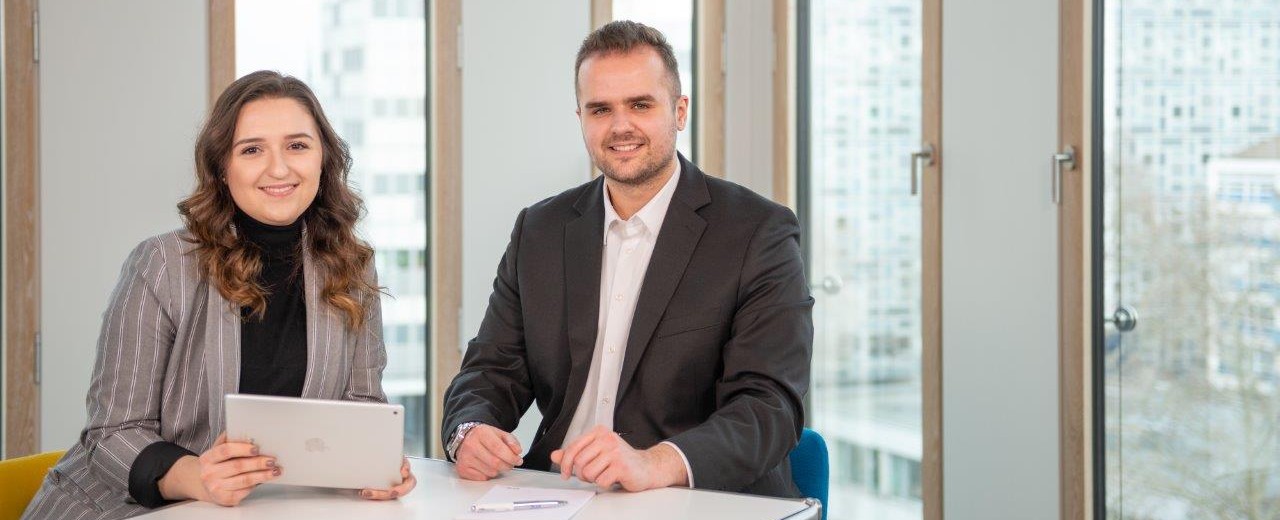 Zwei Auszubildende in einem Gespräch