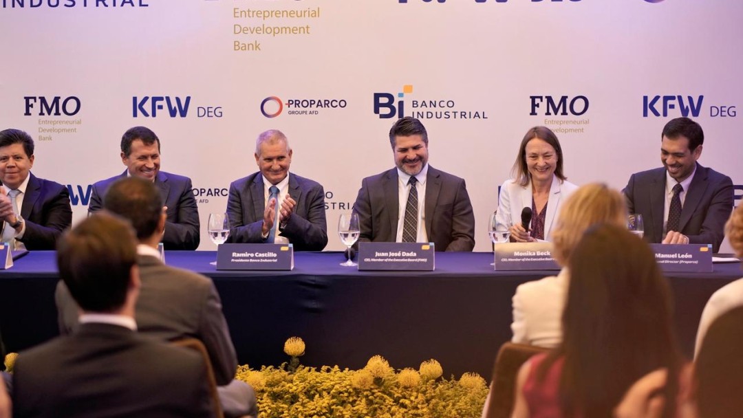 Several people on a podium applauding for signing with Banco Industrial de Guatemala