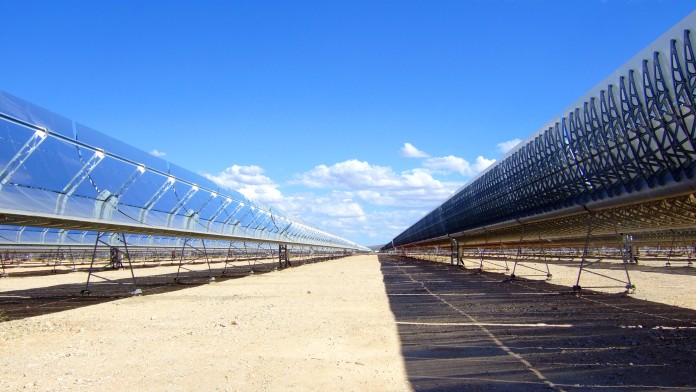 Parabolrinnen eines Solarfarmkraftwerkes