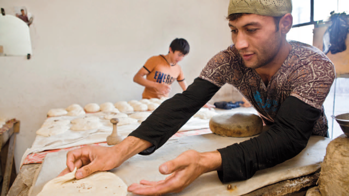 Bäcker beim Backen in einer Backstube