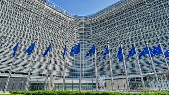 Fassade des Gebäudes der EU Kommission in Brüssel mit EU-Flaggen