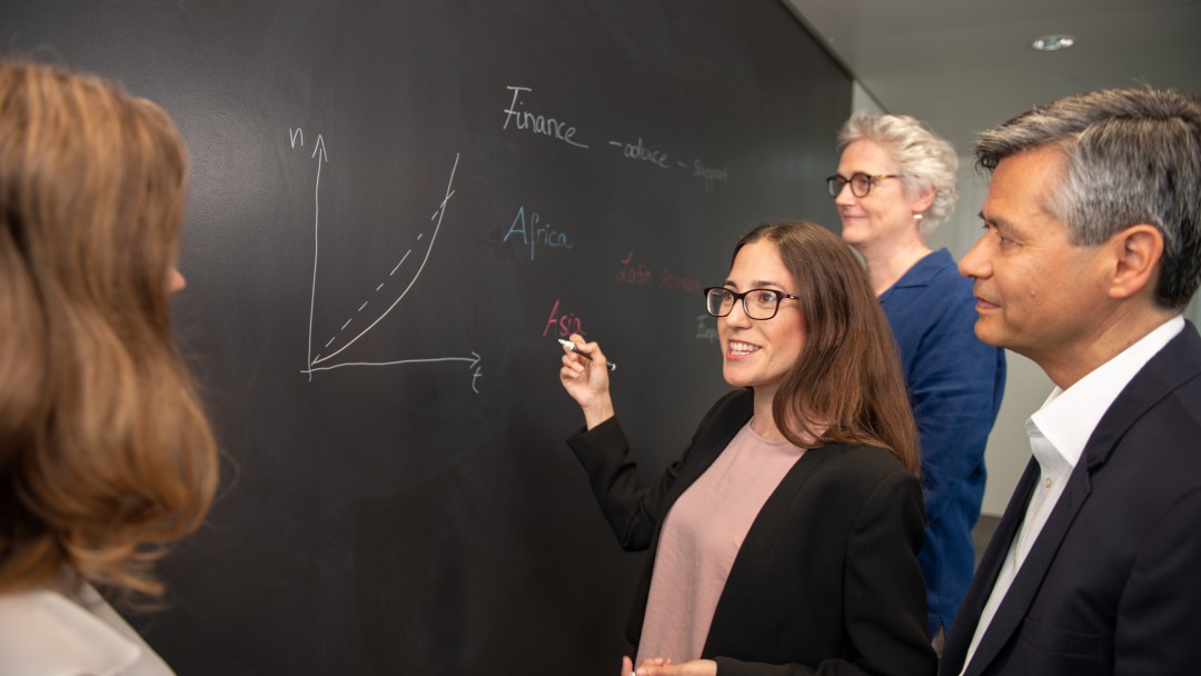 Zwei Personen in einer Beratungssituation in Indien