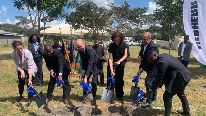 Mehrere Personen beim Spatenstich zum Liebherr Trainingscenter Sambia
