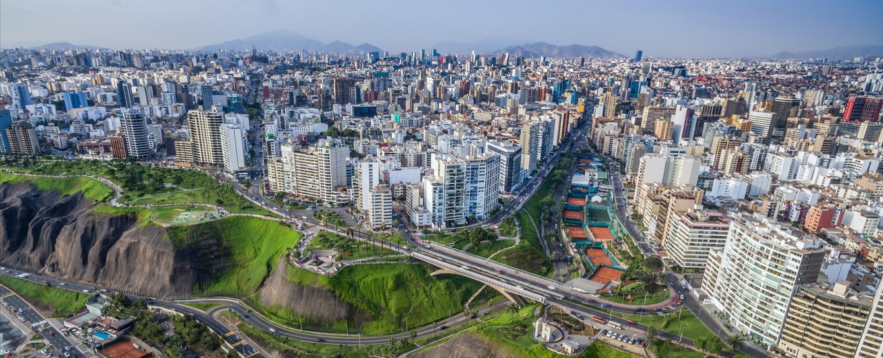 Areal view of Lima: In order to warrant continuous contact for its clients in this multifaceted region, DEG has a regional office in Lima since 2007.