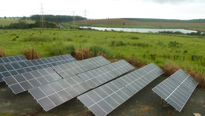 Solaranlage in grüner Landschaft in Kenia. 