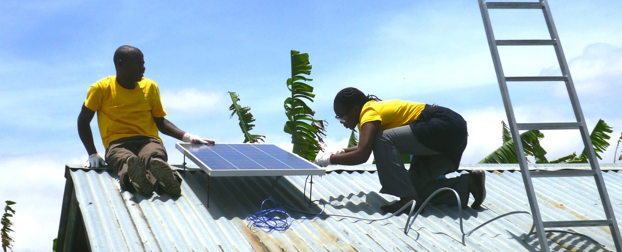 Solartechniker auf einem Dach