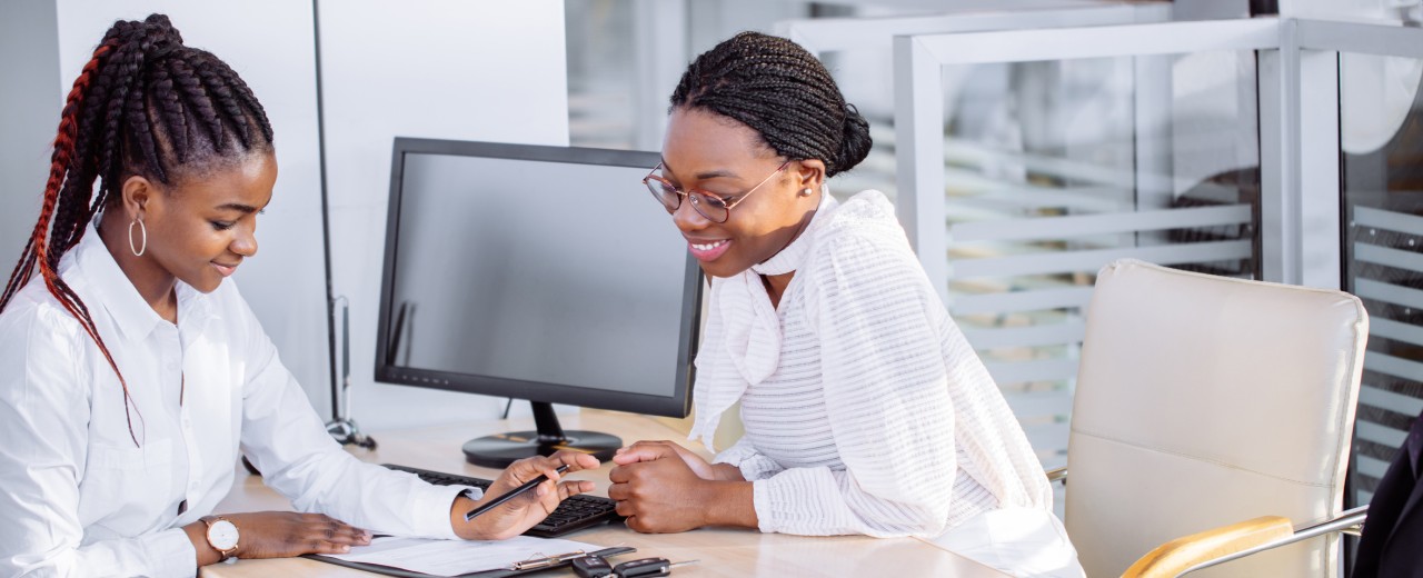 Zwei Frauen während eines Beratungsgesprächs bei einer Bank in Südafrika 