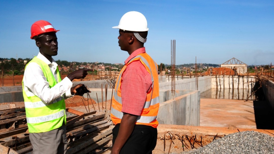 Bauarbeiter auf einer Baustelle in Uganda