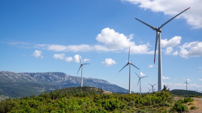 Windräder auf gründen Bergen